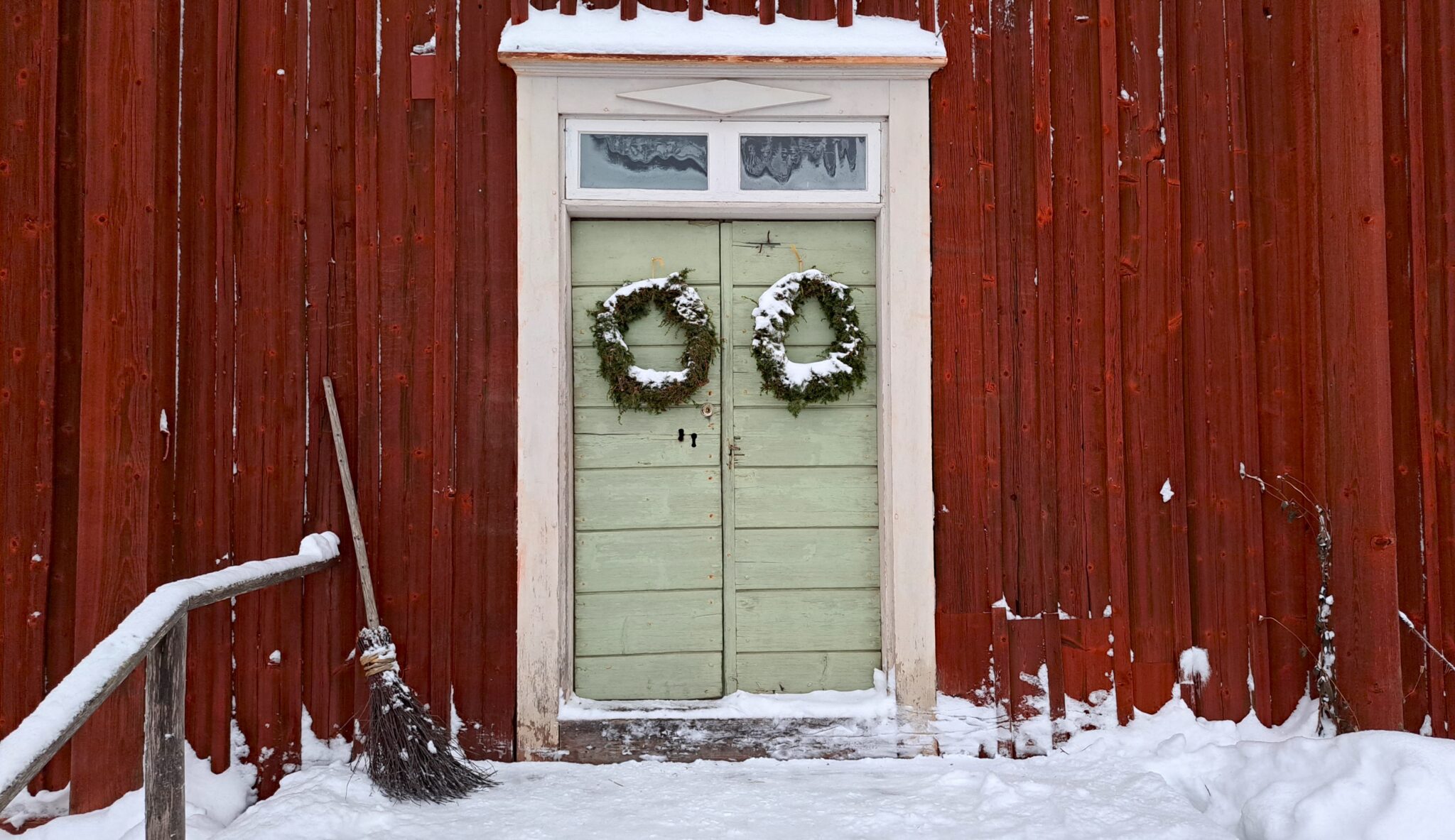 Bondgårdens dörrar i vinterskrud LNF24