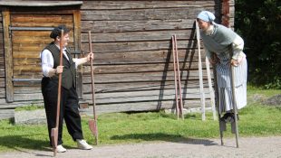 Museifolk Miranda Julle går på styltor LNF23 7